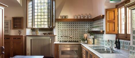 Een koelkast, een magnetron, een oven, een kookplaat