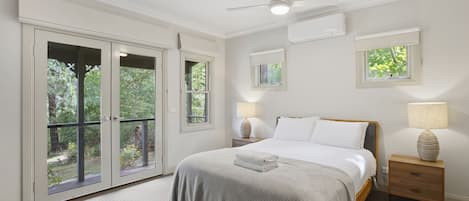 3 habitaciones, tabla de planchar con plancha, cuna de viaje y wifi