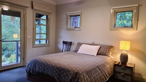 3 slaapkamers, een strijkplank/strijkijzer, reisbedje, wifi