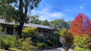 Exterior - WOODBINE LODGE- Picture perfect and meticulously maintained (Marysville)