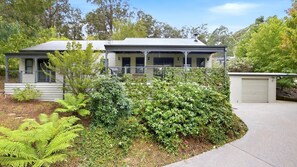 Exterior - WOODBINE LODGE- Picture perfect and meticulously maintained (Marysville)