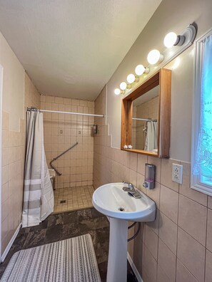 Combined shower/bathtub, hair dryer, towels, soap - Ahmic Lake Resort's 1-Bedroom Cottage w/ hot tub (LOON Cottage) (Magnetawan)