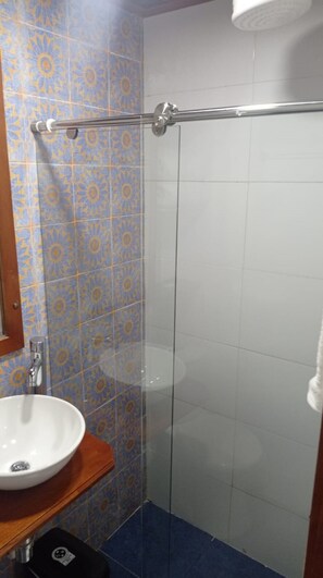 Shower, towels - CA-1 HABITACION EN CARTAGENA (Cartagena)