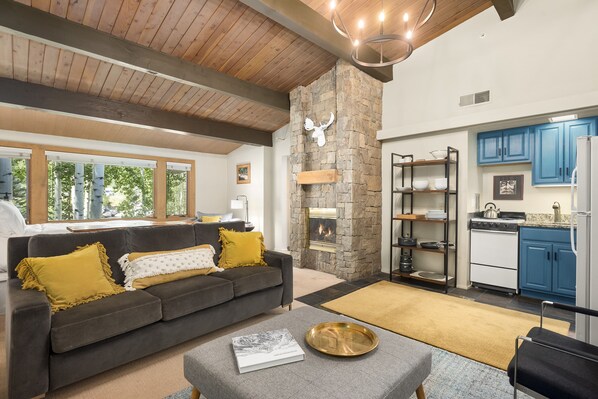 Estudio (Aspenwood L11) | Zona de estar | Una chimenea