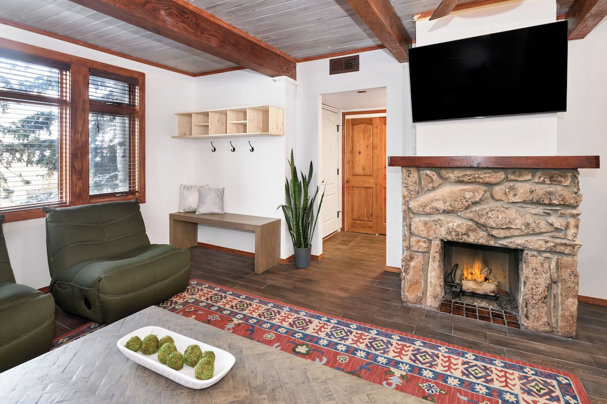 Condo | Área de sala de estar | Smart TV y chimenea
