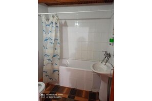 Bathtub - Two-Bedroom Suite (Buxoro)