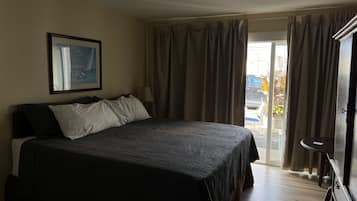 Comfort Room, 1 King Bed, Kitchen | 2 bedrooms, bed sheets