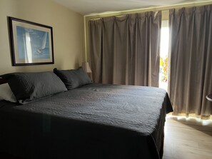 Comfort Room, 1 King Bed, Kitchen - SHIPS INN Hotel (Hampton)