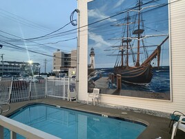 Una piscina al aire libre de temporada