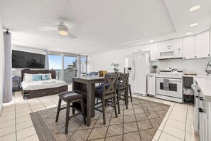 Een koelkast, een magnetron, een oven, een kookplaat