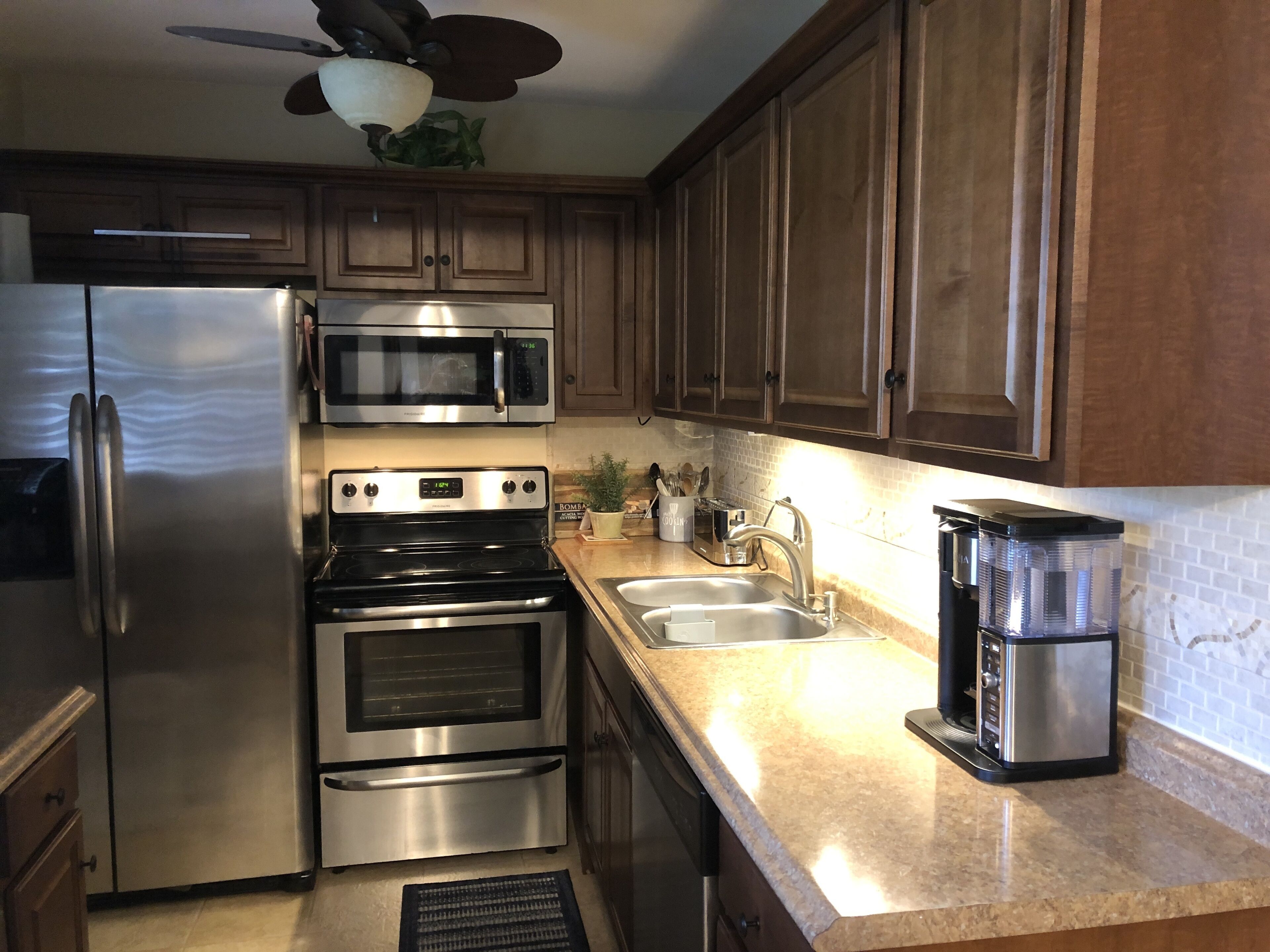 Een koelkast, een magnetron, een oven, een kookplaat