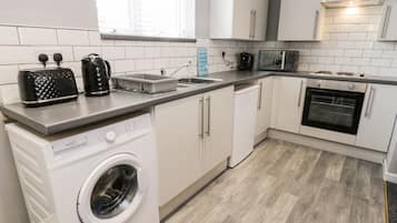 Cottage | Private kitchen | Fridge, electric kettle, toaster, cookware/dishes/utensils