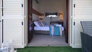 Ein Schlafzimmer mit einem Bett, einem Nachttisch und einem Spiegel.