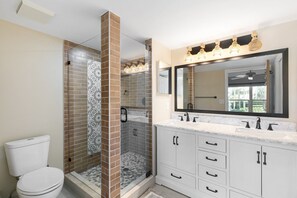 Combined shower/bathtub - Cozy 2 bedroom-2 bath Condo (Marco Island)