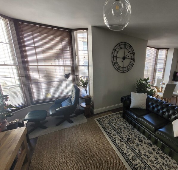 Apartment | Living room - Gorgeous 2bed Apartment in the Heart of Ilfracombe (Ilfracombe)