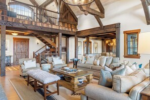 Smart TV, chimenea, libros y oficina 