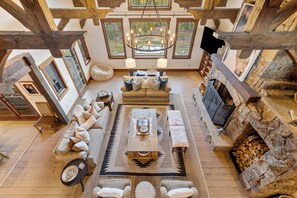 Smart TV, chimenea, libros y oficina 