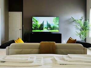 Room - Large Private Home 2 Minutes from the Strip (Las Vegas)