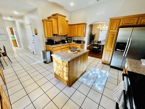 Private kitchen - Large Private Home 2 Minutes from the Strip (Las Vegas)