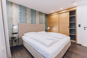 Bügeleisen/Bügelbrett, Reisekinderbett, kostenloses WLAN, Bettwäsche