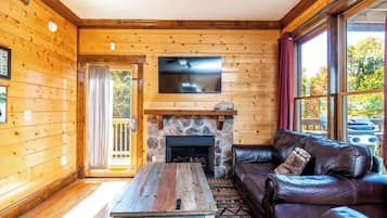 Een televisie, een open haard en een kantoor