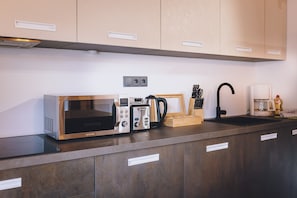 Kühlschrank, Ofen, Geschirrspüler, Wasserkocher mit Kaffee-/Teezubehör