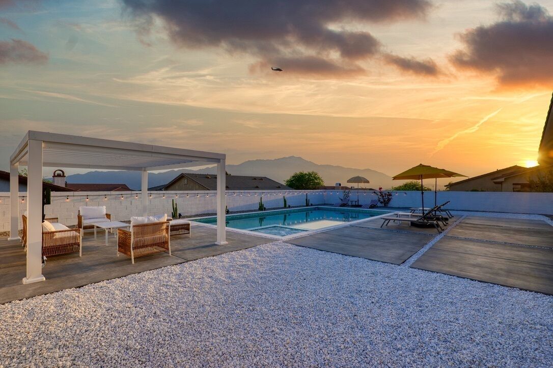 *NEW* Brand-new salt water pool, Spa with view