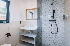 Een douche, een haardroger, handdoeken