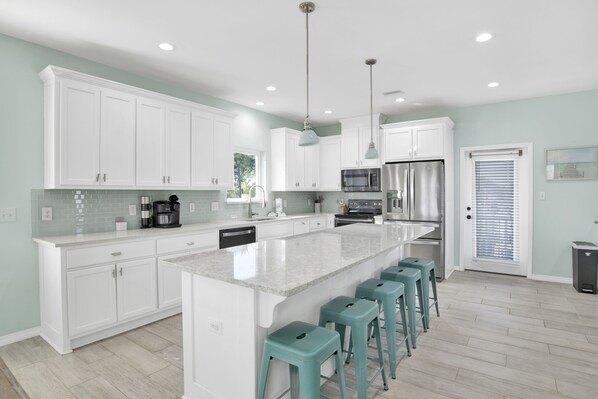 Refrigerador, microondas, horno y parrilla de estufa 