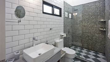 Ducha, toallas, jabón, shampoo