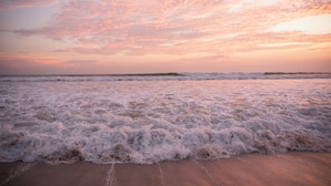 A beach with waves at sunset. - Villa Taleona (Cóbano)