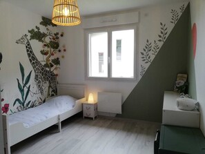 4 bedrooms, iron/ironing board, free WiFi, bed sheets