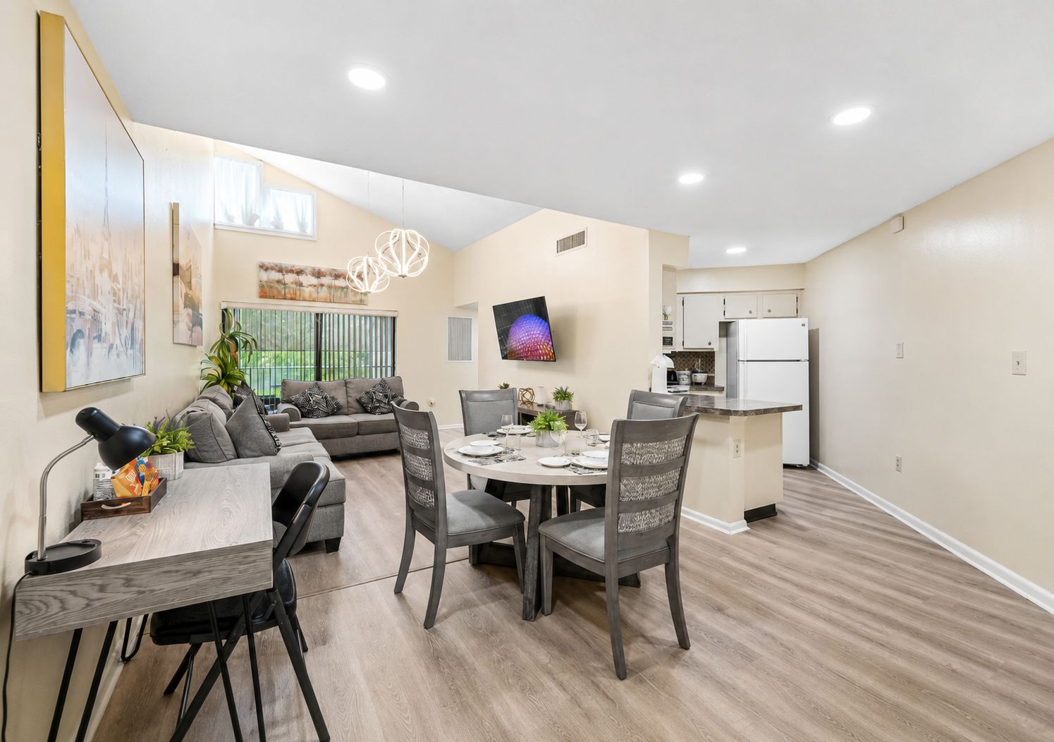 Un espacio habitable moderno con comedor, cocina y zona de estar.