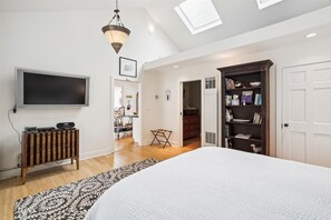 1 dormitorio, escritorio, tabla de planchar con plancha y wifi