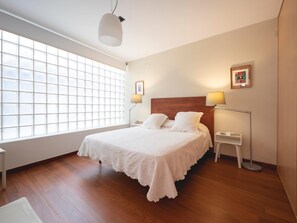 1 slaapkamer, een strijkplank/strijkijzer, internet, beddengoed