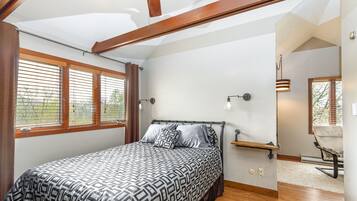 3 slaapkamers, een bureau, een strijkplank/strijkijzer, reisbedje