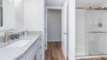 Douche, sĂšche-cheveux, serviettes fournies