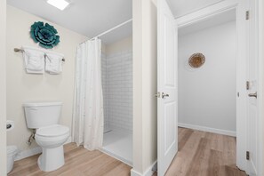 Dusche, Haartrockner, Handtücher