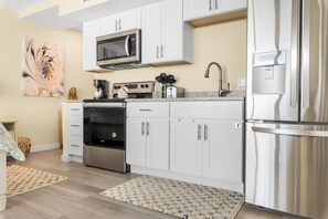 Køleskab, mikrobølgeovn, ovn, kogeplade