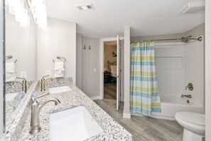 Kombination af bruser/badekar, hårtørrer, håndklæder