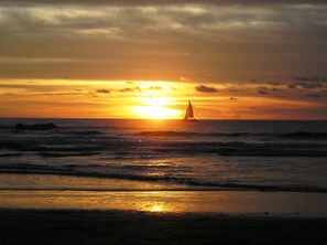 على الشاطئ، كراسي للتشمس، مناشف للشاطئ