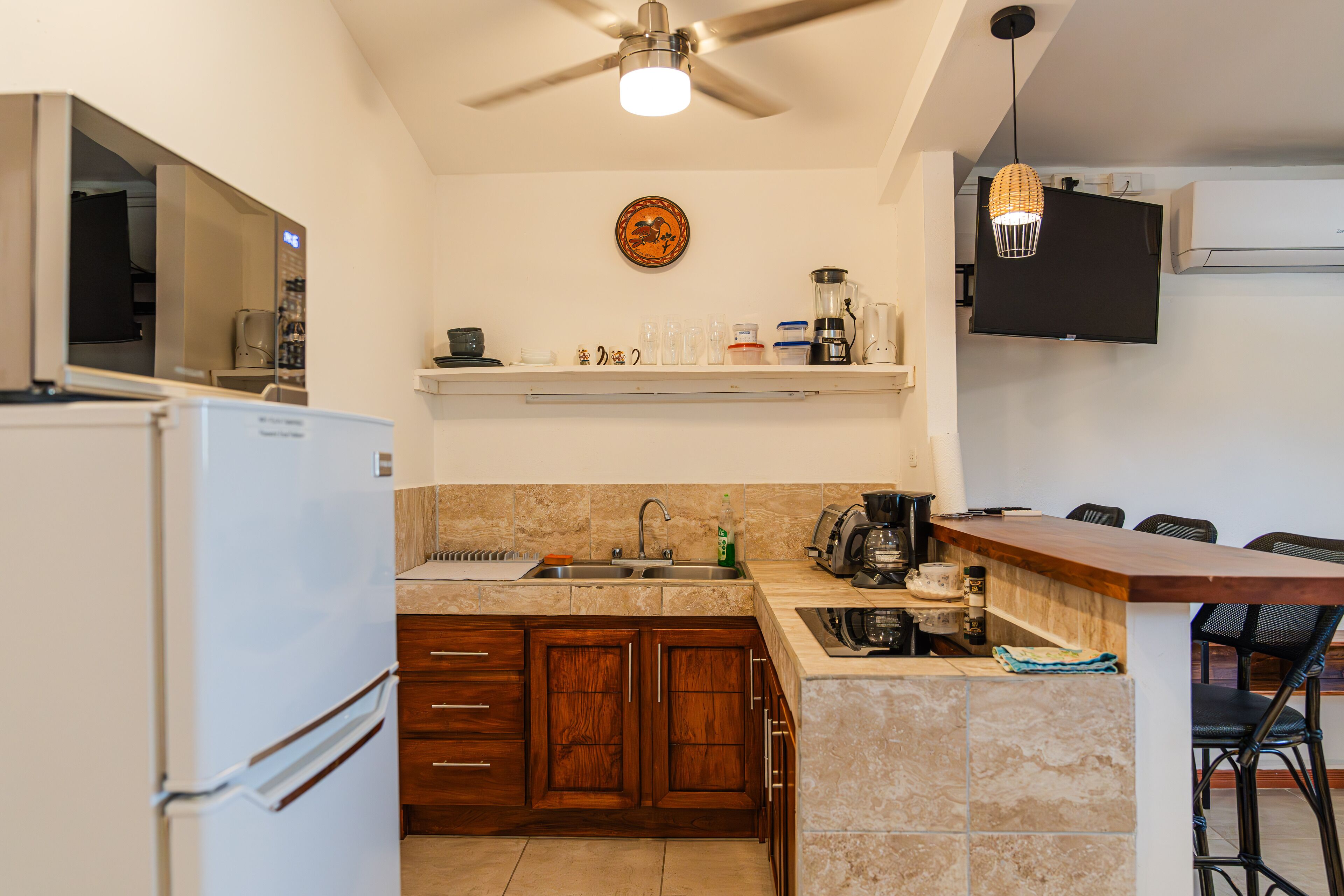 Réfrigérateur, micro-ondes, plaque de cuisson, cafetière/bouilloire