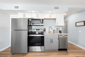 Frigorifero, microonde, forno, piano cottura