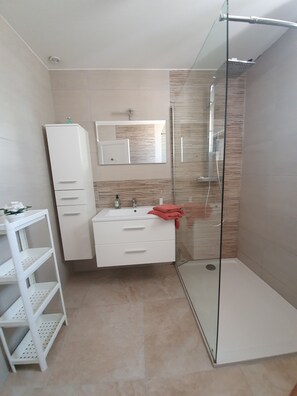Dusche, Haartrockner, Handtücher