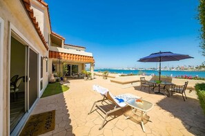 Outdoor dining - On The Beach Clubhouse - Bayfront beauty (San Diego)