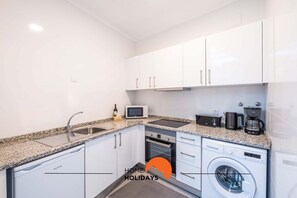 Een koelkast, een magnetron, een oven, een kookplaat