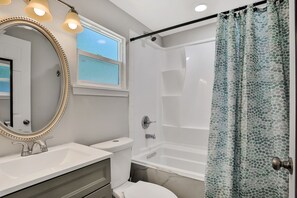シャワー付き浴槽、ヘアドライヤー、タオル、石鹸