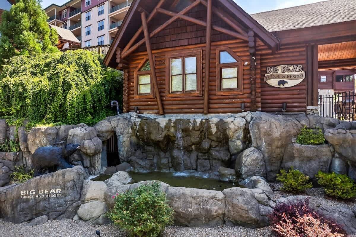Un chalet en rondins avec une enseigne indiquant « Big Bear Lodge & Resort ».