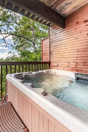 Outdoor spa tub - Spacious Cabin, Sleeps 6ใปDeck, Hot Tub, Near Dolly (Pigeon Forge)