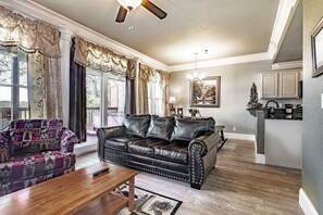 TV, lareira, escritórios